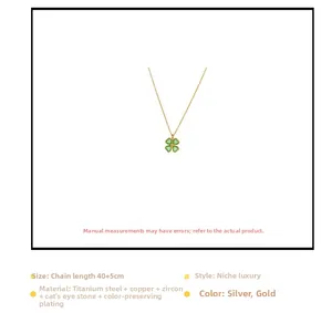Dettagli della collana quadrifoglio in opale verde con dimensioni e catena oro