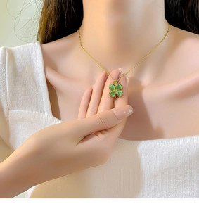 Dettaglio della collana a quadrifoglio con opale verde e diamante al centro