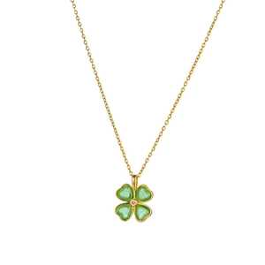 Collana a quadrifoglio dorata con petali di cuore in opale verde e zircone su bianco