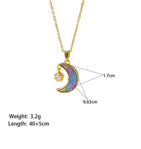 Vue détaillée du pendentif lune avec nacre d'abalone et dimensions de 1,7x0,63cm