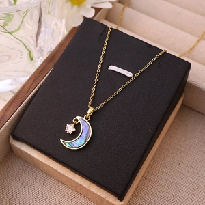 Collier avec pendentif étoile et lune en nacre d'abalone et acier titane doré