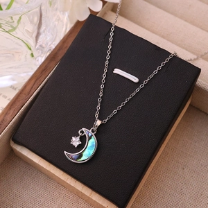 Collier avec pendentif étoile et lune incrusté d'abalone sur chaîne argentée