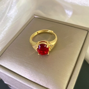 Anillo ajustable de cobre chapado en oro con gema roja ovalada y detalles de circón