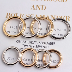 Set di anelli geometrici minimalisti in oro e argento con finitura in metallo lucido