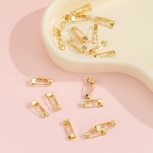 Dettaglio di spille di sicurezza in metallo placcato oro 18K per gioielli DIY