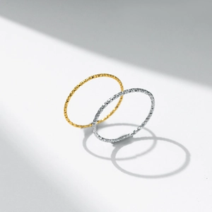 Anillo Minimalista Delgado 1MM de Acero de Titanio para Mujer Chapado en Oro Plata Textura Estrellada Corte de Diamante Joyería