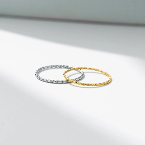 Anillos minimalistas texturizados de 1 mm en acero de titanio dorado y plata