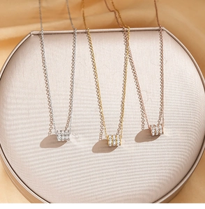 Detailansicht der drei Zylinder-Anhänger mit Kristallbesatz in Gold Silber und Roségold
