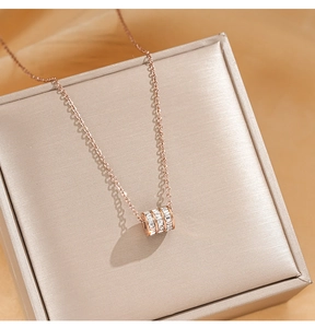Detailaufnahme der roségoldenen Kette mit dreireihigem Kristallzylinder-Anhänger