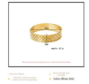 Dettaglio del bracciale dorato con motivo a griglia, diametro di 59 mm e larghezza di 15 mm