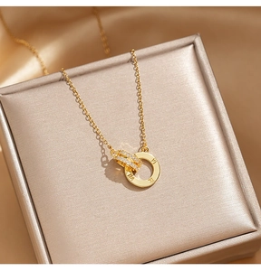 Detail der goldenen Doppelring-Halskette mit römischen Ziffern und Zirkon-Besatz