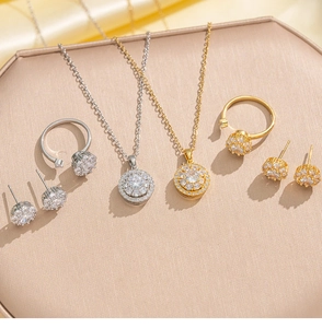Vista detallada del conjunto de joyas de girasol en titanio con collar, aretes y anillos