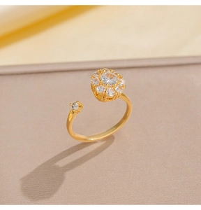 Detalle de anillo ajustable dorado con un racimo de flores de circonita brillante