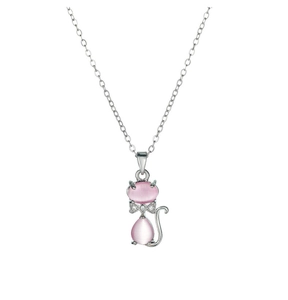 Détail du pendentif chat en œil de chat rose avec nœud sur collier en titane argenté