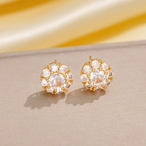 Elegantes pendientes de botón florales bañados en oro con circonitas brillantes de estilo halo