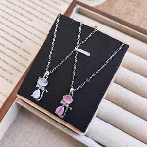 Colliers mignons avec pendentifs chat en œil-de-chat rose et bleu sur boîte à bijoux