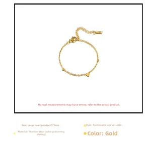 Dettaglio del bracciale in acciaio al titanio dorato con cuori 5x5mm e chiusura a moschettone