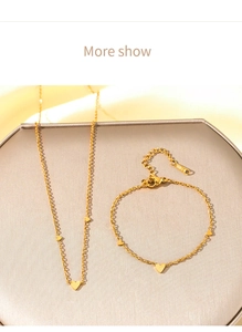 Dettaglio di un set di gioielli con cuore d'oro con collana e bracciale in un vassoio