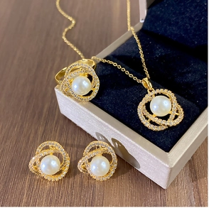 Détail du parure bijoux camélia avec perles et zircons sur finition acier titane plaqué or