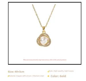 Détail du pendentif camélia perle zircon sur une chaîne de collier en acier titane doré