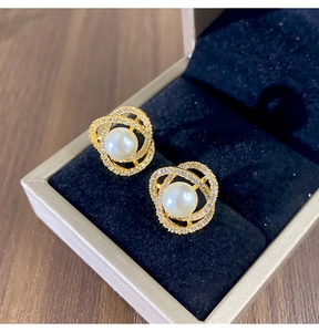 Vue détaillée des boucles d'oreilles perles camélia avec anneaux d'or et cristaux
