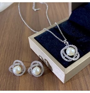 Vue macro d'un ensemble collier et boucles d'oreilles en perles dans un coffret cadeau