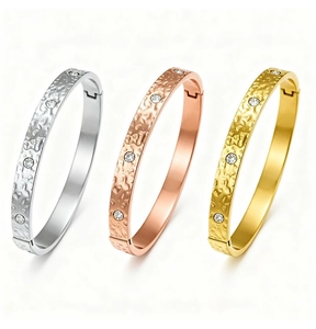 Detailansicht der gehämmerten Edelstahlarmbänder in Silber, Gold und Roségold-Finish