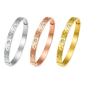Drei teiliges Set gehämmert Edelstahl Armreifen in Gold, Silber und Roségold mit Kristallen