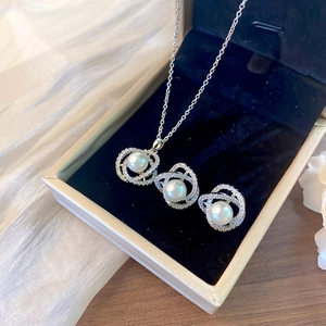 Parure camélia en perles et zircons avec collier et boucles d'oreilles argentées