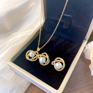 Parure camélia en perles et zircons avec collier et boucles d'oreilles dorés