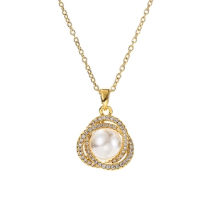 Collier doré élégant avec pendentif perle blanche et cadre brillant en zircone