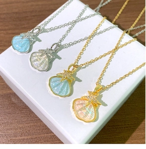 Vue macro des pendentifs étoile de mer en nacre et zircons avec placage or et argent