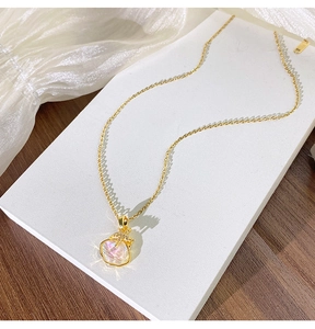Détail du pendentif étoile de mer dorée et nacre colorée sur une fine chaîne en titane
