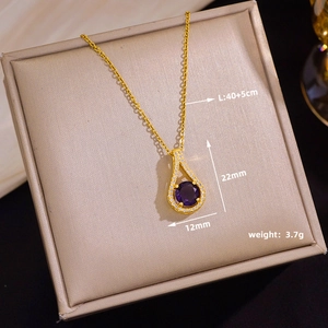 Detail van de paarse zirkoon hanger ketting op een gouden zijden achtergrond