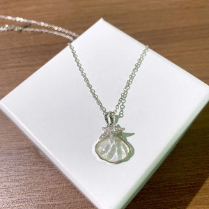 Collier en acier titane avec pendentifs étoile de mer et coquillage sertis de zircons