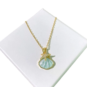 Collier en acier titane avec pendentif coquillage étoile de mer et zircon bleu brillant