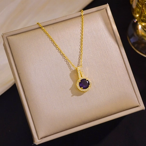 Macro-opname van gouden hanger met dieppaarse zirkoon en pavé-kristal accenten