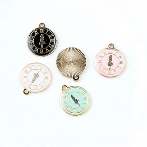 Detail von runden Uhrenanhängern mit Alice-Silhouette und römischen Zahlen für DIY-Schmuck
