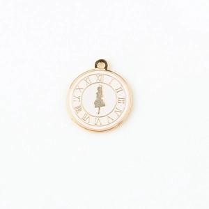 Detail eines Vintage-Goldanhängers mit Uhr-Ziffern und Mädchen-Silhouette Design