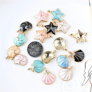 Colgantes esmaltados tema océano DIY con diseños de estrella de mar y conchas