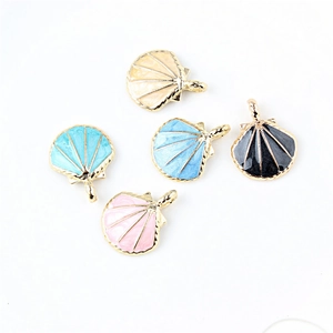 Set de cinco colgantes de conchas de colores en esmalte dorado para joyería artesanal