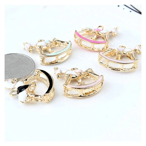 Kleurrijke emaille schommelpaard bedeltjes van vergulde legering voor DIY sieraden