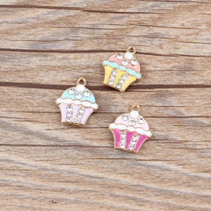 Détail de breloques cupcake émaillées colorées avec strass pour bijoux DIY