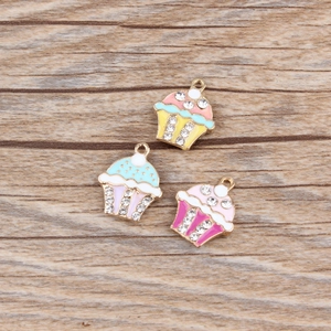 Trois pendentifs cupcake en alliage coloré avec émail et strass brillants pour bijoux