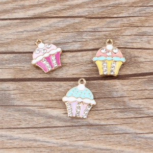 Trois pendentifs cupcake en alliage colorés avec strass et émail pour la création de bijoux