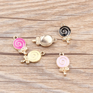 Detailansicht der bunten Lutscher-Anhänger aus Legierung für DIY-Schmuck und Basteln