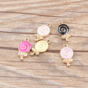 Bunte Lollipop-Anhänger aus Legierung mit Goldschleifen für DIY-Schmuck auf Holzhintergrund