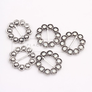 Set de 5 colgantes redondos huecos chapados en plata con pedrería para joyería DIY
