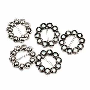 Set de colgantes de flores de plata con relieve vintage e incrustaciones de ópalo blanco