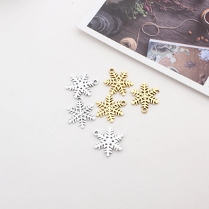 DIY Sechseckige Schneeflocken-Anhänger in Gold und Silber für kreativen Schmuckbau